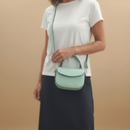 Borsa Gemma verde Tiffany indossata crossbody – Arquati Bags