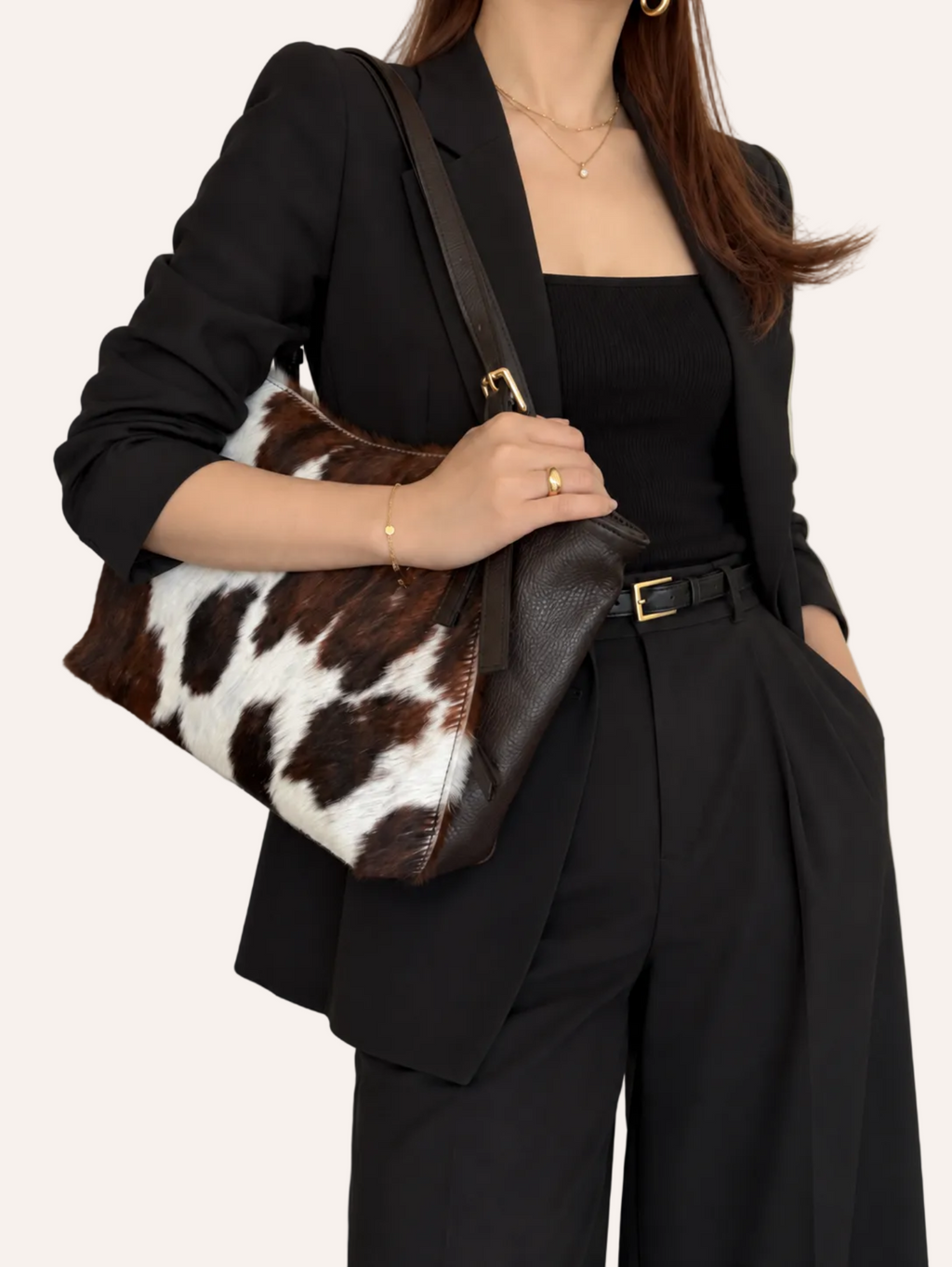 Borsa in pelle martellata dollaro e cavallino Arquati Bags indossata 