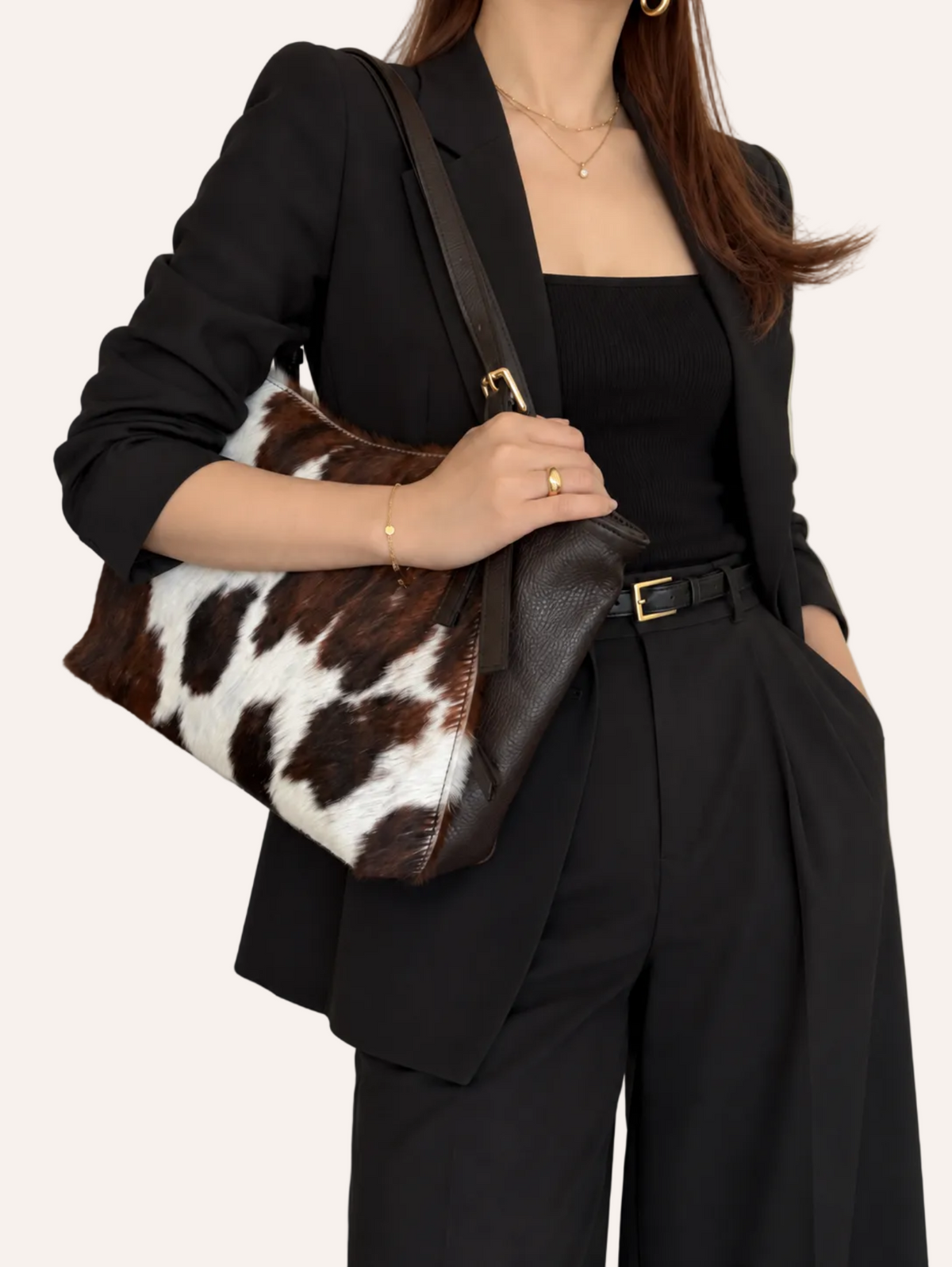 Borsa in pelle martellata dollaro e cavallino Arquati Bags indossata 