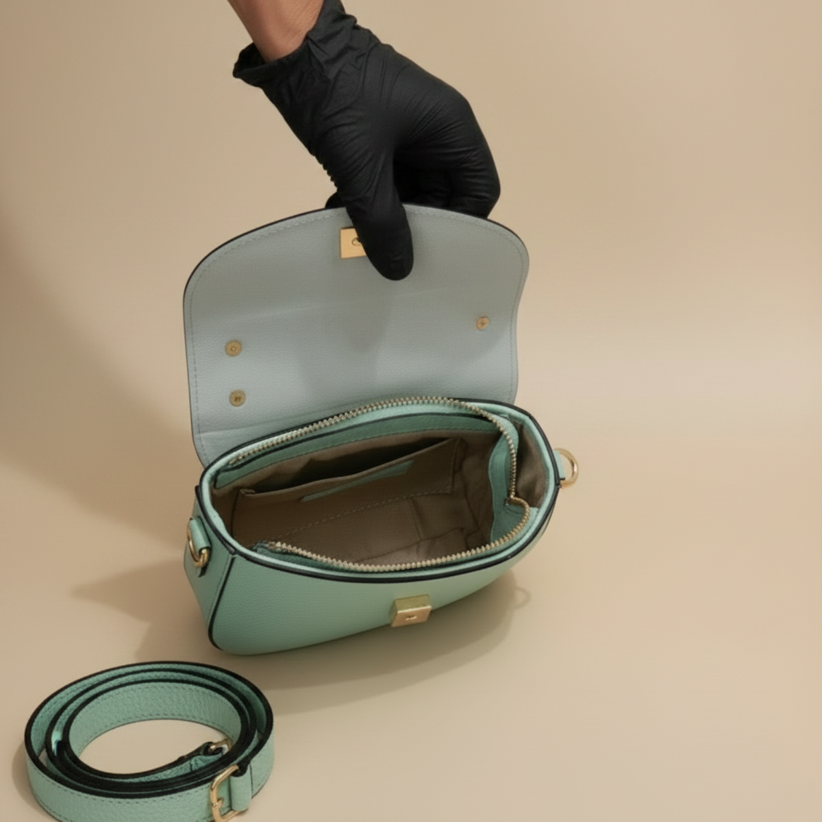 Interno della borsa Gemma verde Tiffany con tasche e tracolla – Arquati Bags
