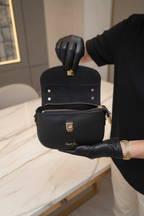 dettaglio chiusura Borsa Gemma borsa Gemma nera in vera pelle martellata  – Arquati Bags