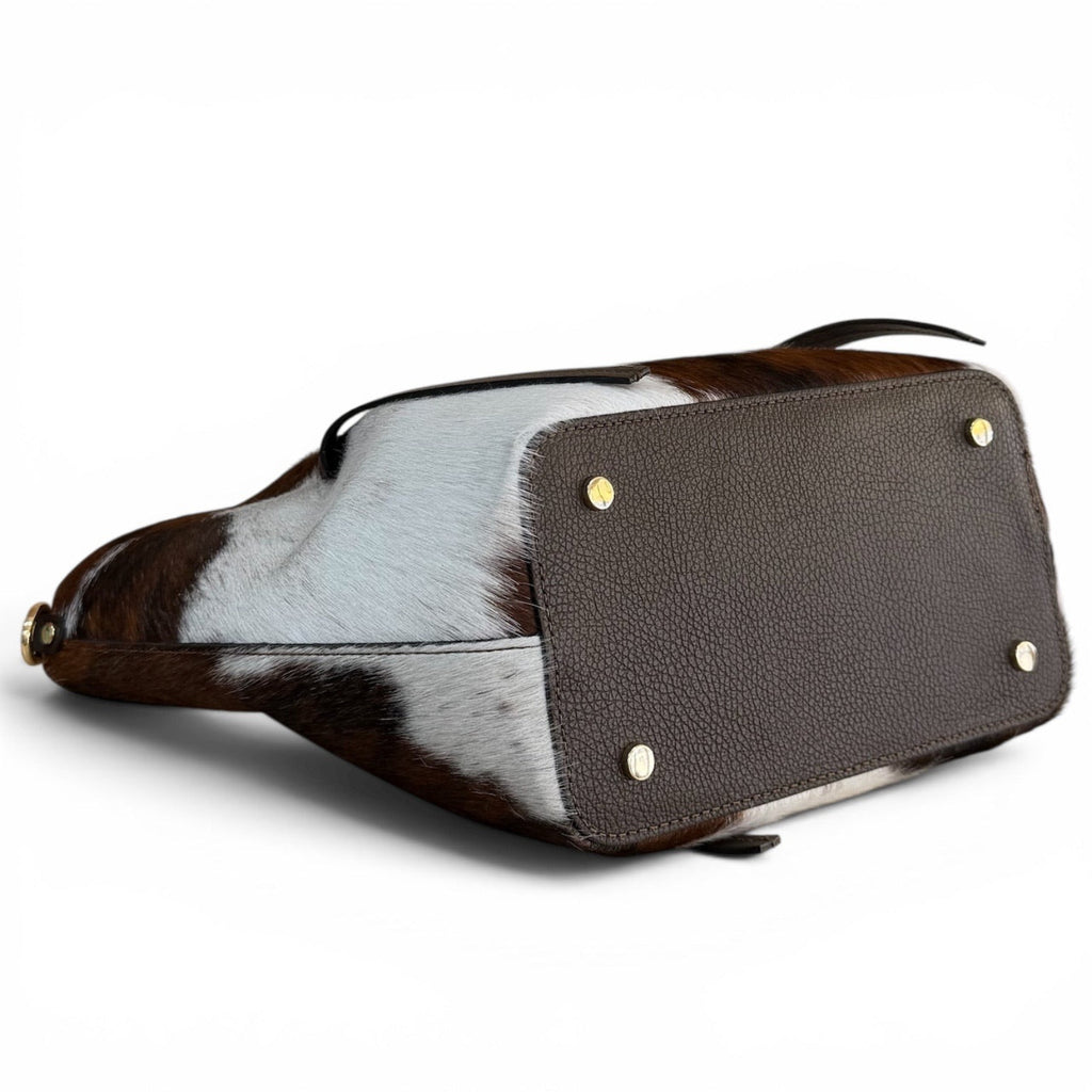 vista inferiore  borsa  in pelle martellata color testa di moro e cavallino Arquati Bags mod. venus cavallino